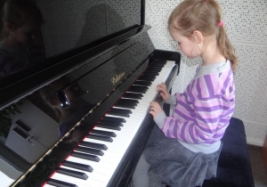 Dziewczynka gra na pianinie